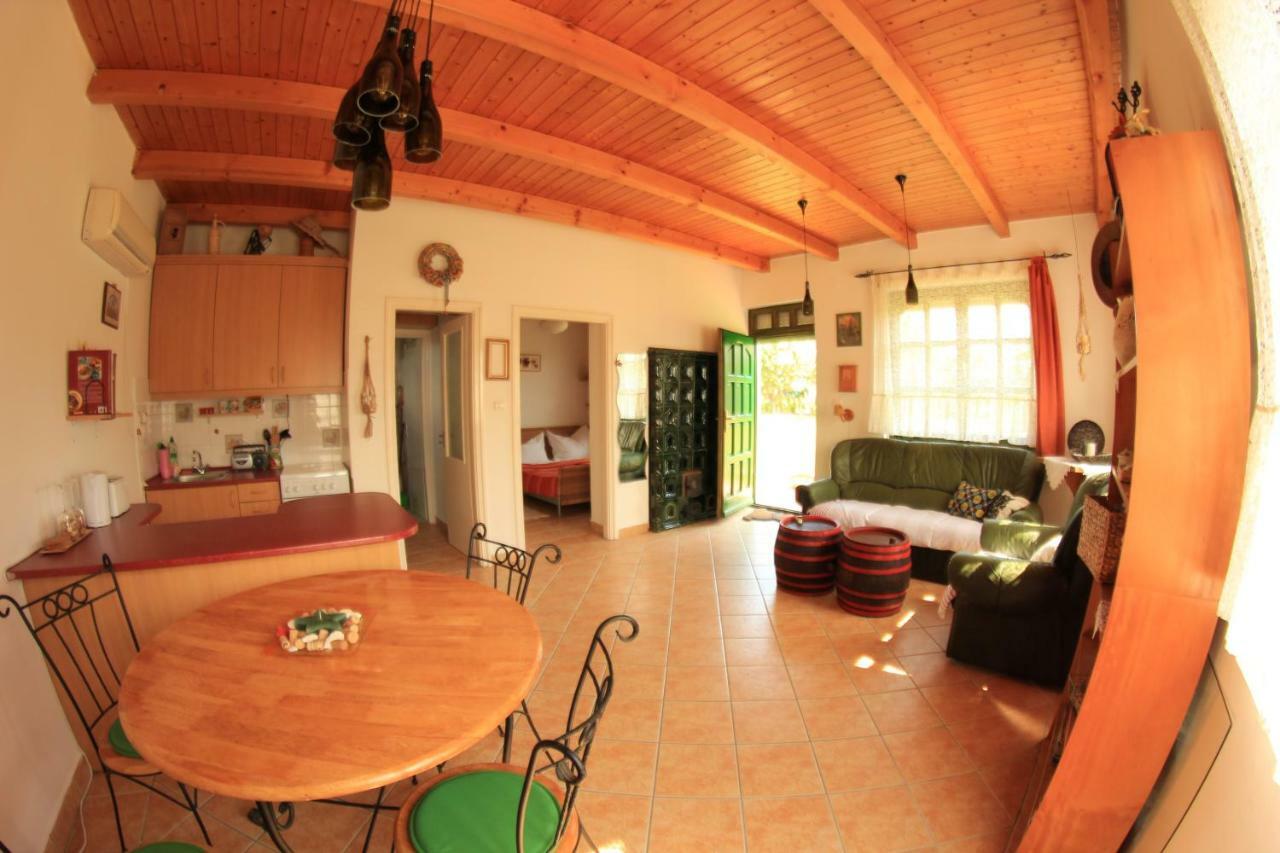 Szolohegyi Haziko - Cottage In The Vineyard Balatonszárszó المظهر الخارجي الصورة